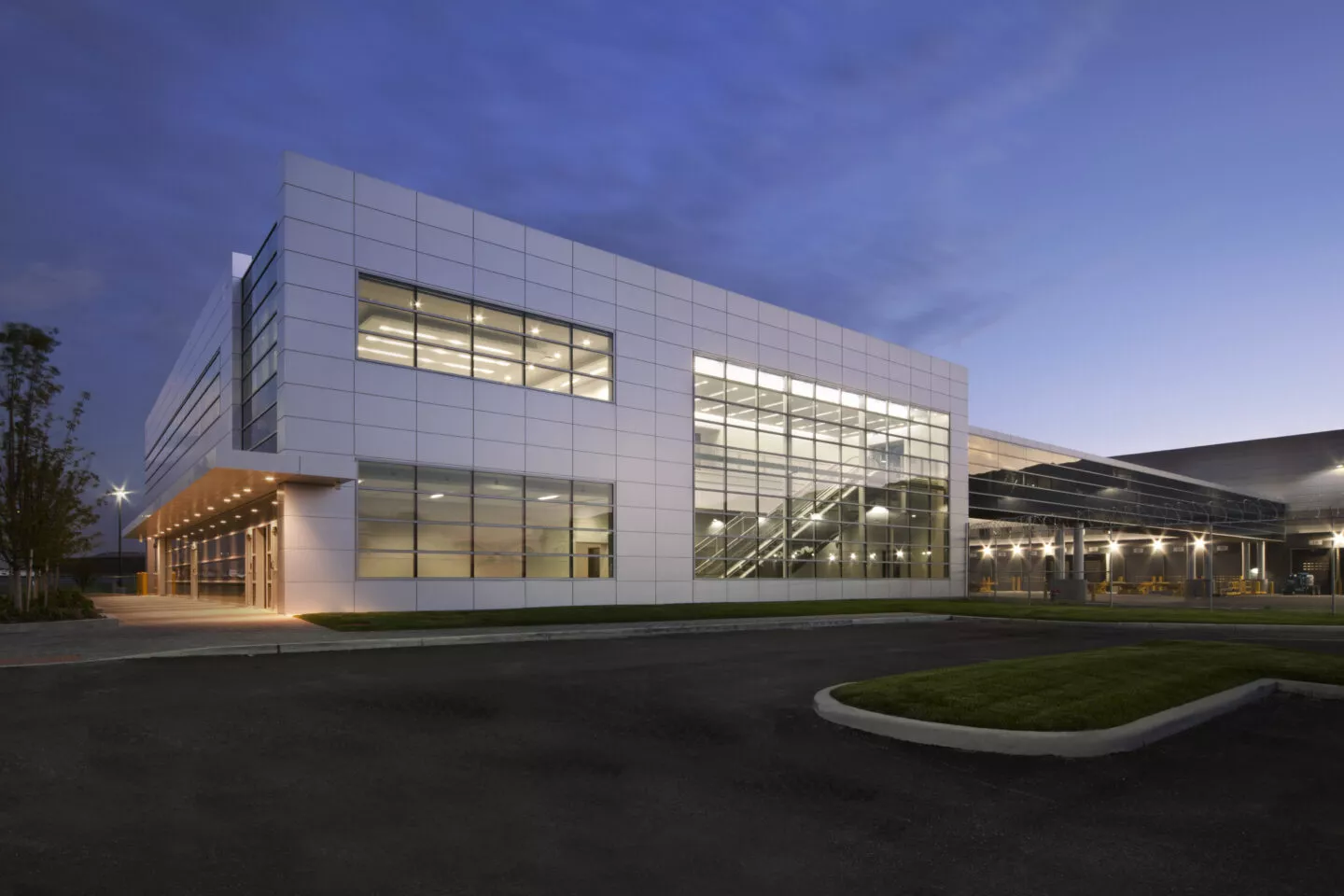SCB's FedEx Cargo Facility ORD. Architecture. Aviation. Office.