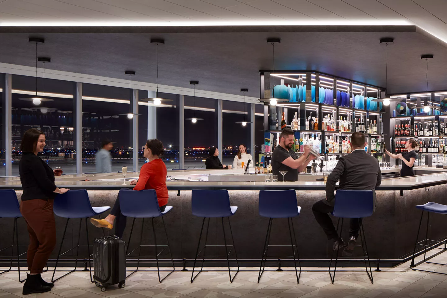 Bar at SCB's C10 United Club ORD. Architecture. Aviation.